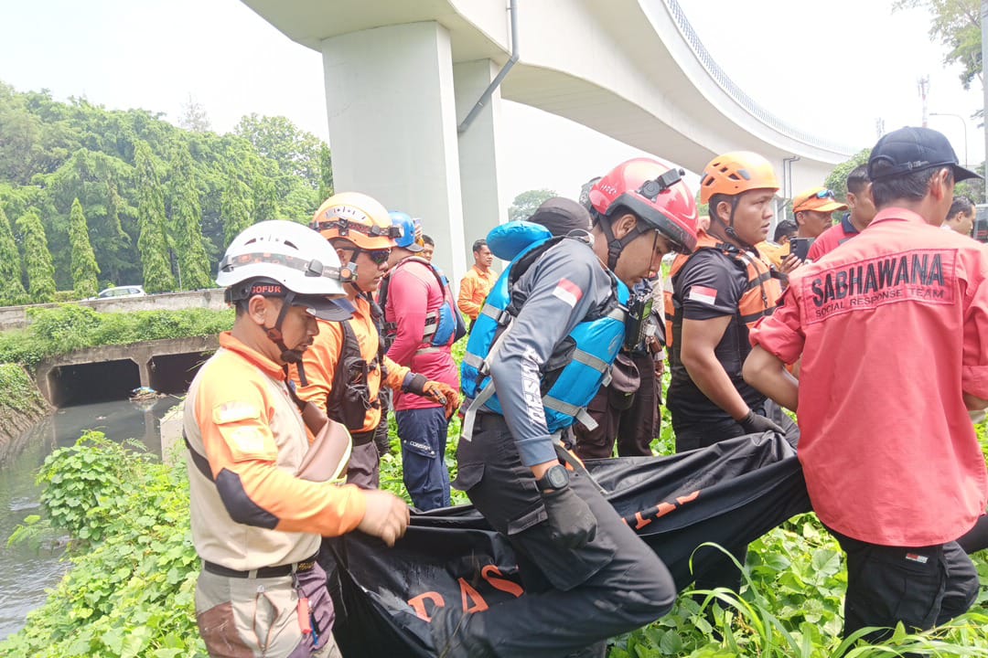 Evakuasi Korban Tenggelam di Kelurahan Makasar Jakarta Timur
