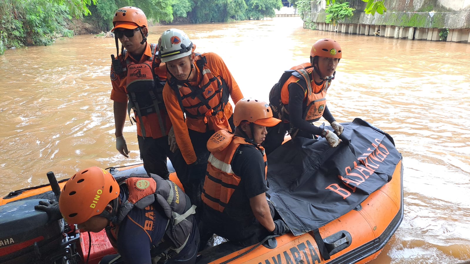 Evakuasi Korban Tenggelam di Kelurahan Duri Kosambi, Jakarta Barat