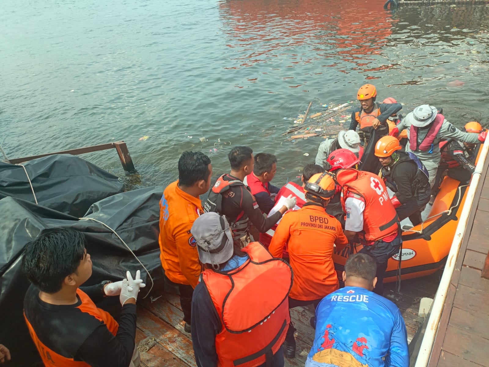 Evakuasi Korban Tenggelam di Pelabuhan Muara Baru, Jakarta Utara