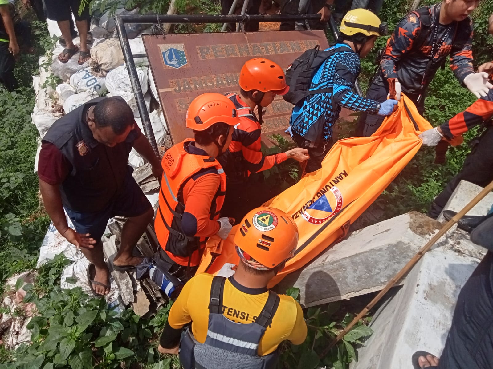BPBD DKI Jakarta Bersama Tim SAR Gabungan Berhasil Menemukan dan Evakuasi Korban Tenggelam