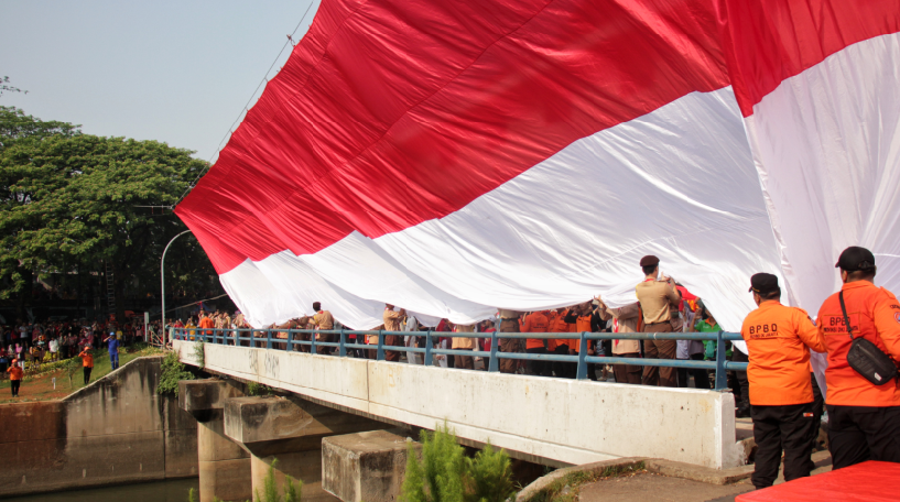 Pembentangan Bendera Merah Putih di Pintu Air Malaka Banjir Kanal Timur (BKT), Jakarta Timur