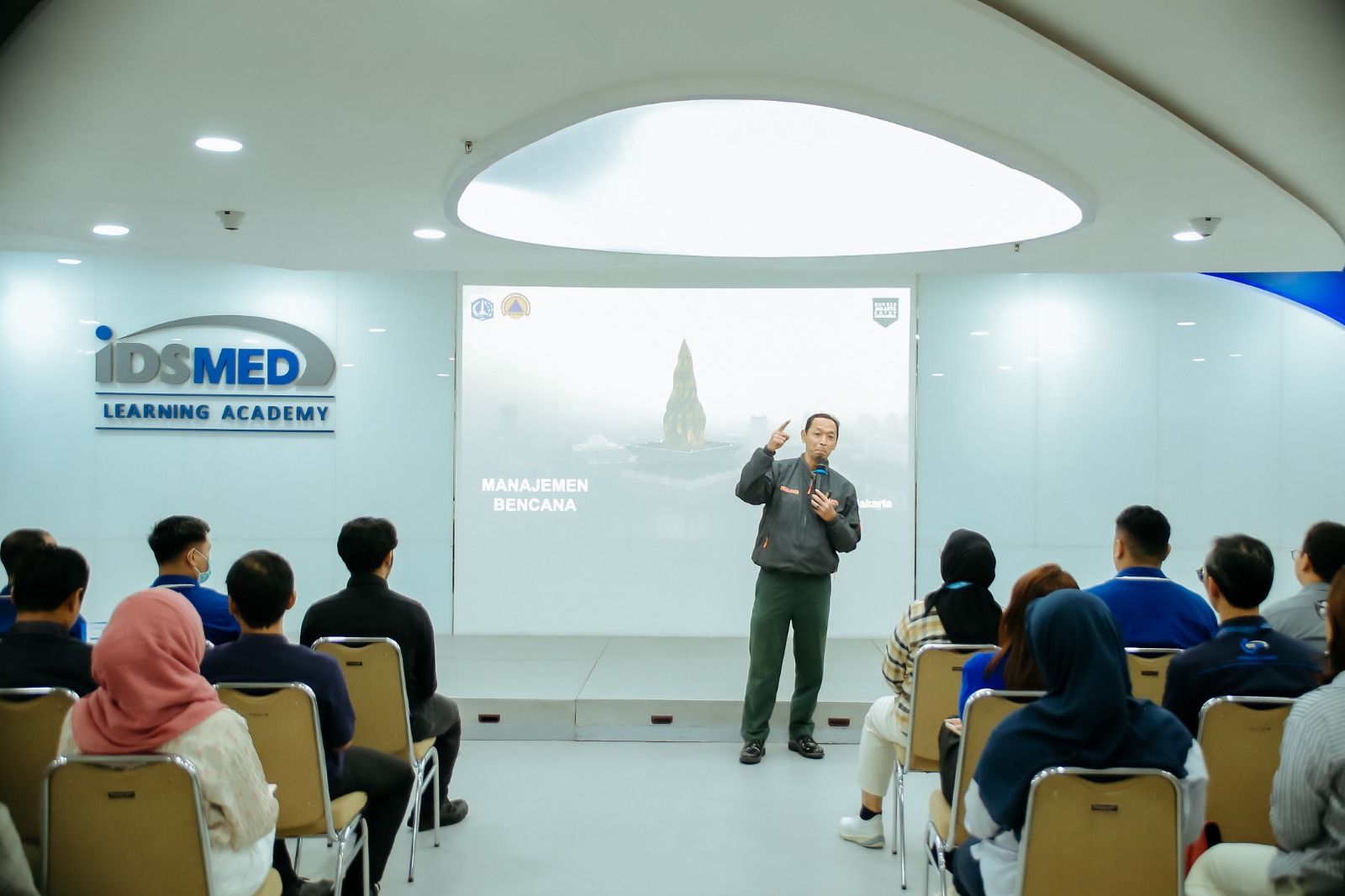 Sosialisasi dan Simulasi Teknik Evakuasi Gempa di IDSMED Learning Academy