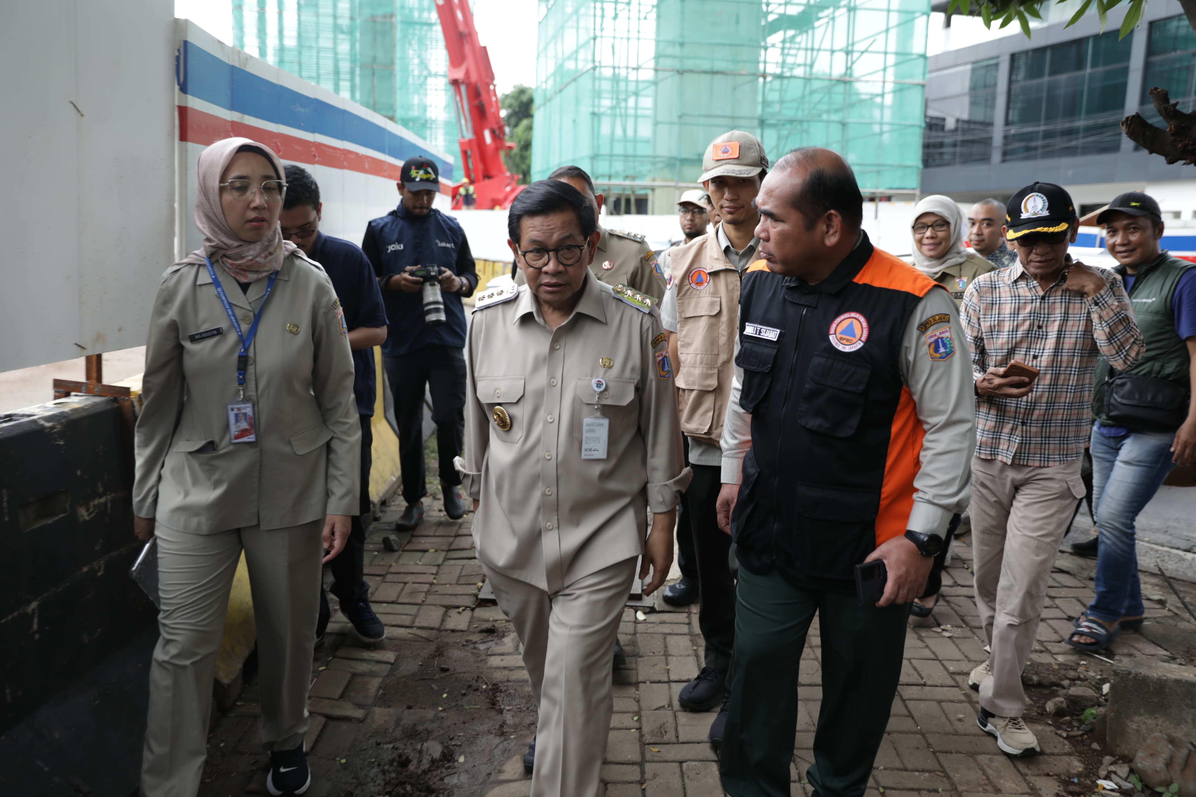 Mendampingi Gubernur DKI Jakarta Pramono Anung Wibowo Meninjau Kondisi Pintu Air Manggarai