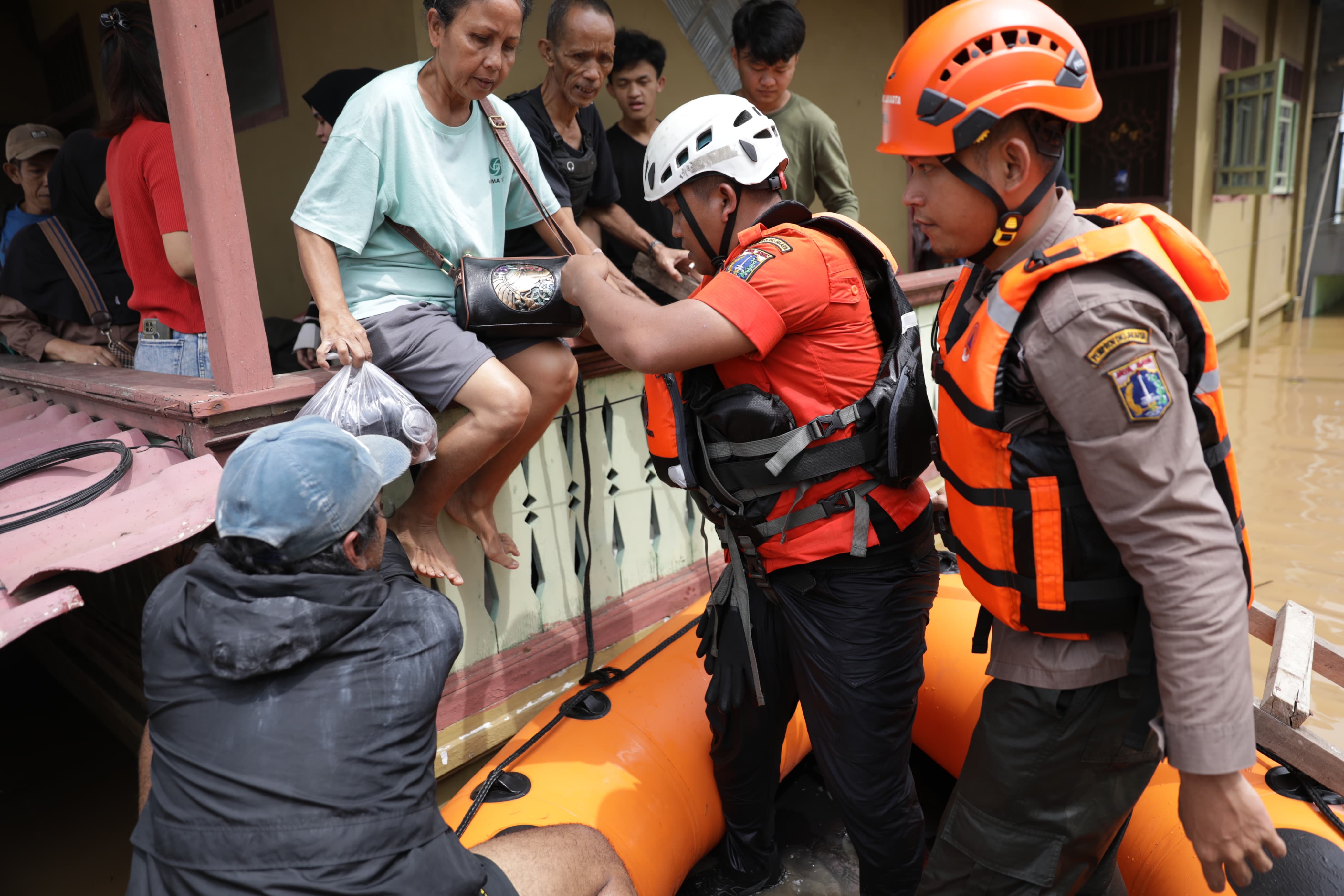 Terus Bergerak Membantu Masyarakat yang Terdampak Banjir di Kelurahan Cawang dan Kelurahan Cililitan
