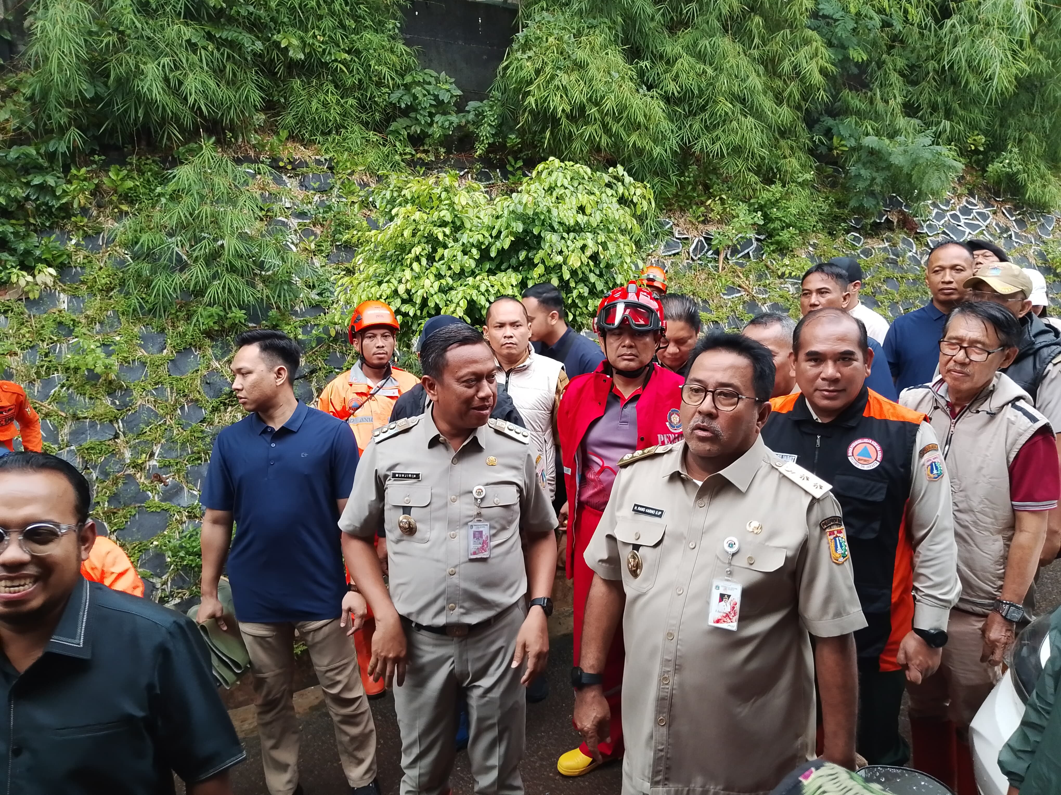 Mendampingi Wakil Gubernur (Wagub) DKI Jakarta Rano Karno Meninjau Lokasi Terdampak Banjir di Jalan Kamboja