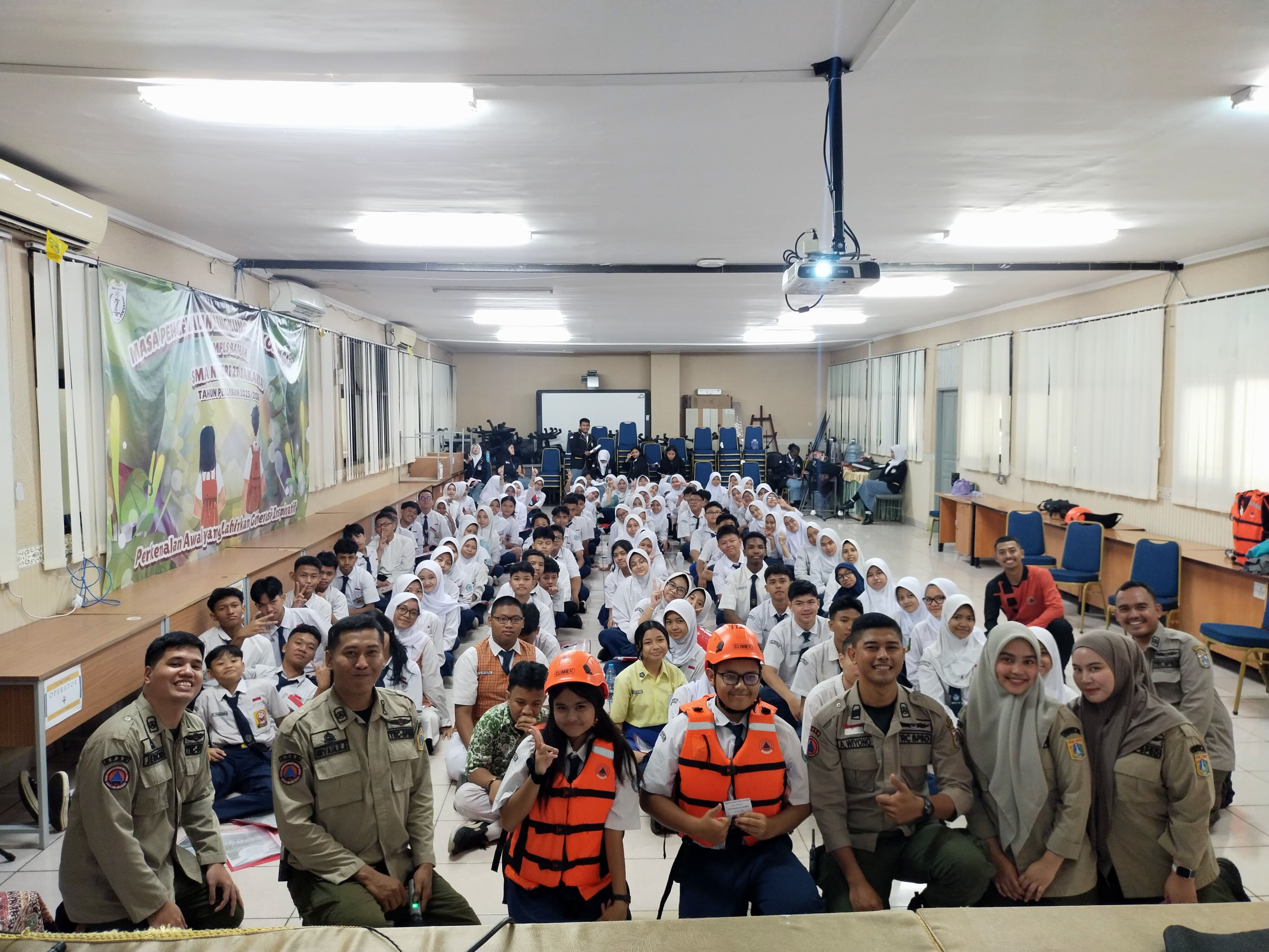 Sosialisasi dan Simulasi Kesiapsiagaan Bencana dalam Masa Pengenalan Lingkungan Sekolah (MPLS) di SMAN 27 Johar Baru