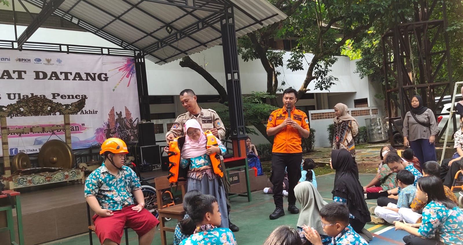 Sosialisasi dan Simulasi Kesiapsiagaan Bencana dalam Masa Pengenalan Lingkungan Sekolah (MPLS) di SLB ULAKA PENCA