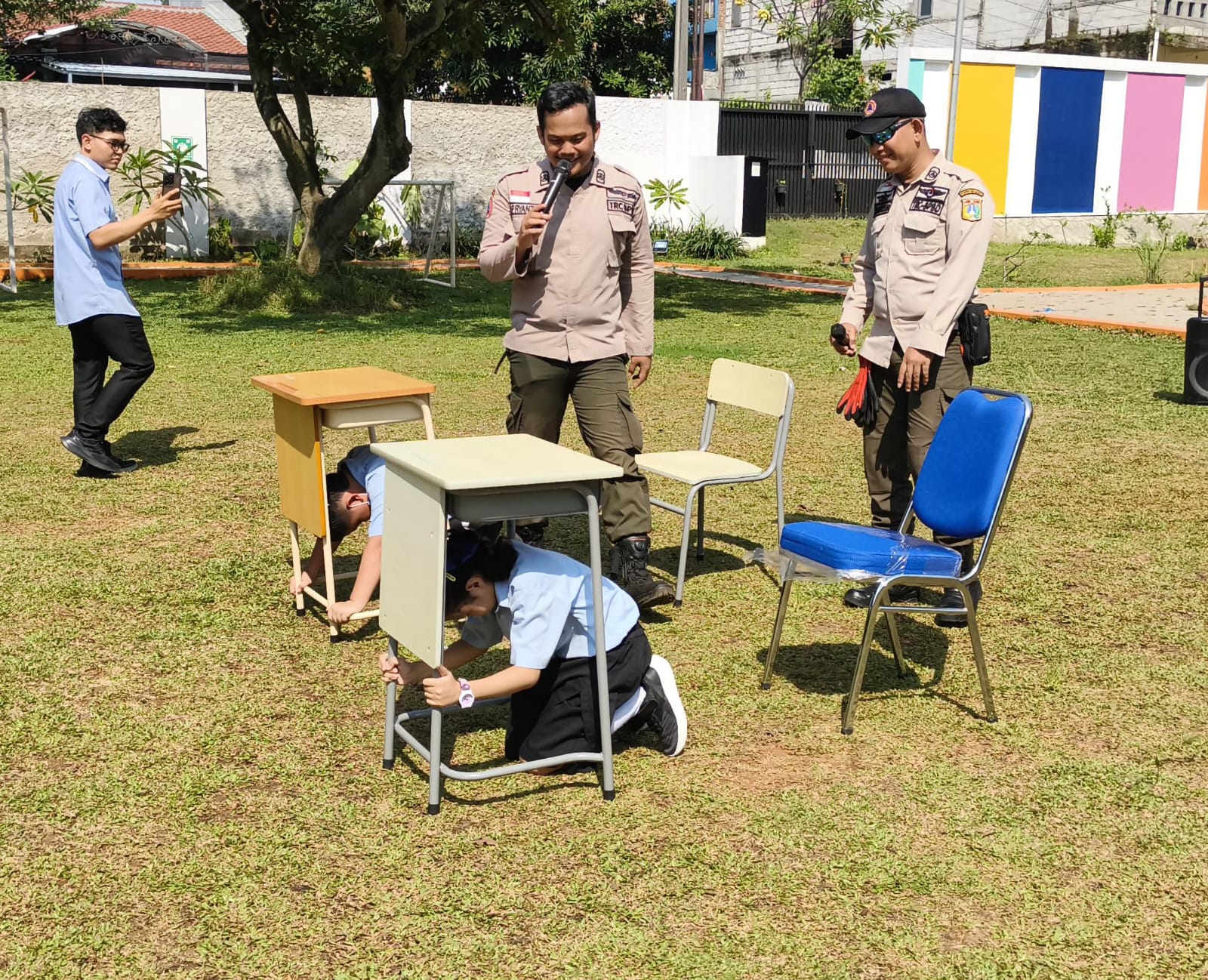 Sosialisasi dan Simulasi Kesiapsiagaan Menghadapi Bencana Gempa Bumi