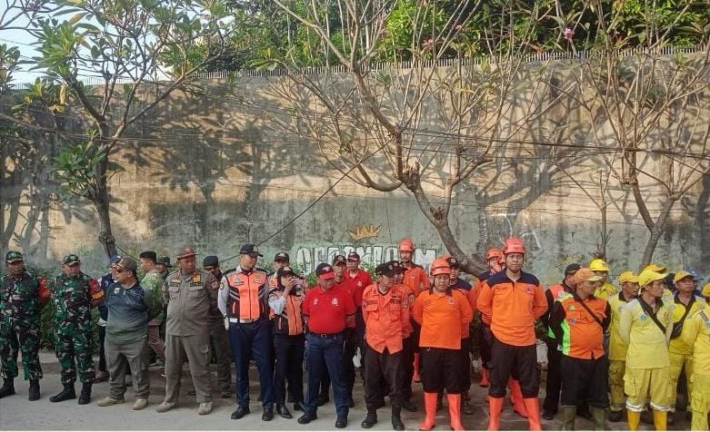 Kerja Bakti Pasca Kebakaran di Kelurahan Grogol Utara