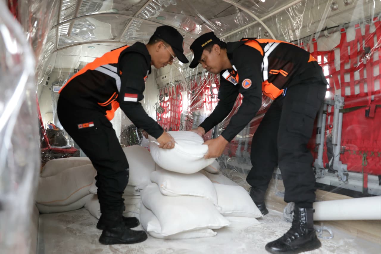Pemprov DKI Jakarta Laksanakan Operasi Modifikasi Cuaca untuk Mitigasi Dampak Hujan dan Banjir Rob