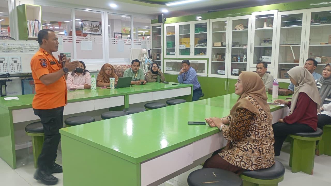 Sosialisasi dan Simulasi Kesiapsiagaan Menghadapi Bencana Gempa Bumi Di SMP YASPORBI 1