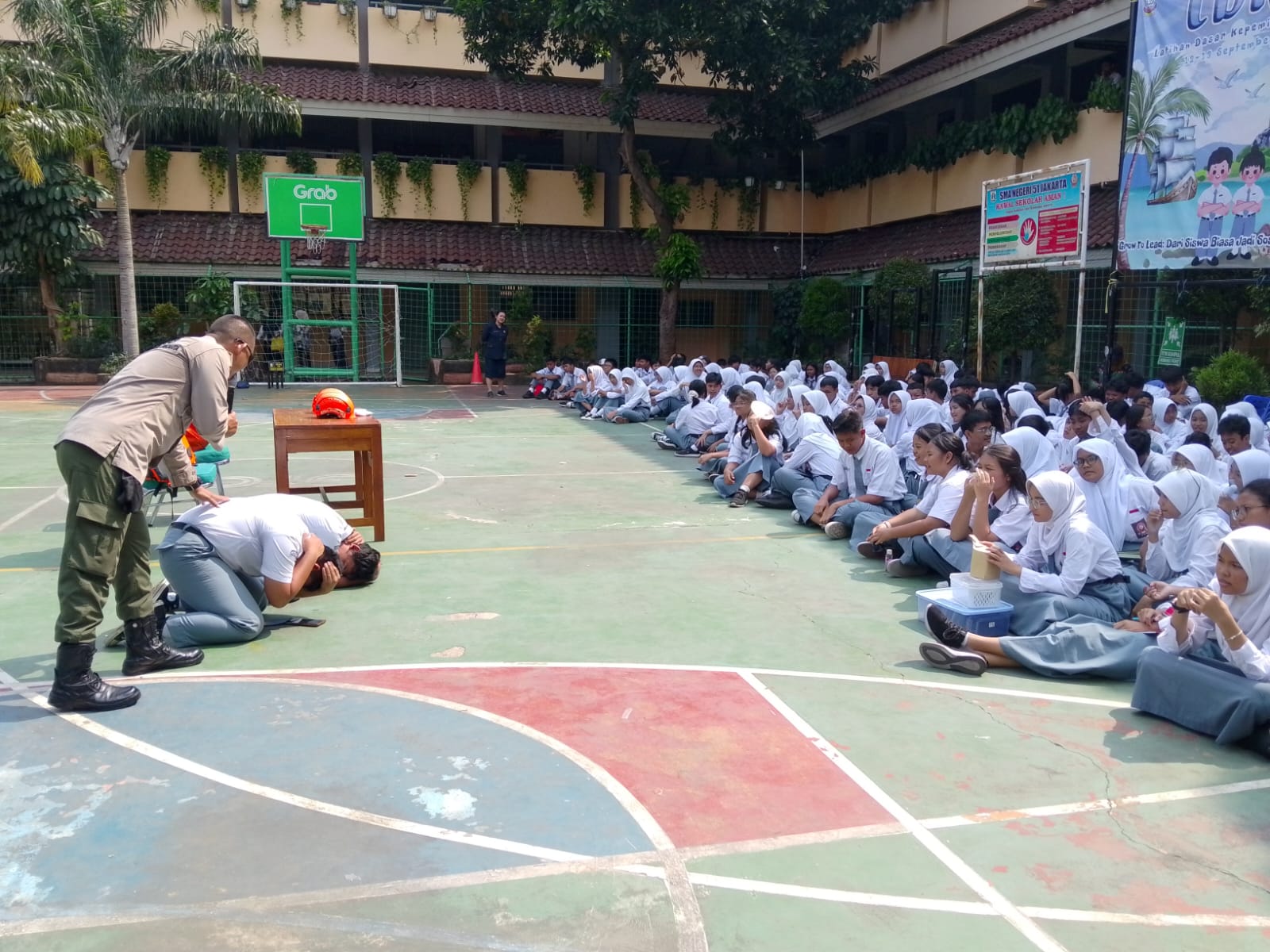 Sosialisasi dan Simulasi Kesiapsiagaan Menghadapi Bencana Gempa Bumi di SMA Negeri 51 Batu Ampar