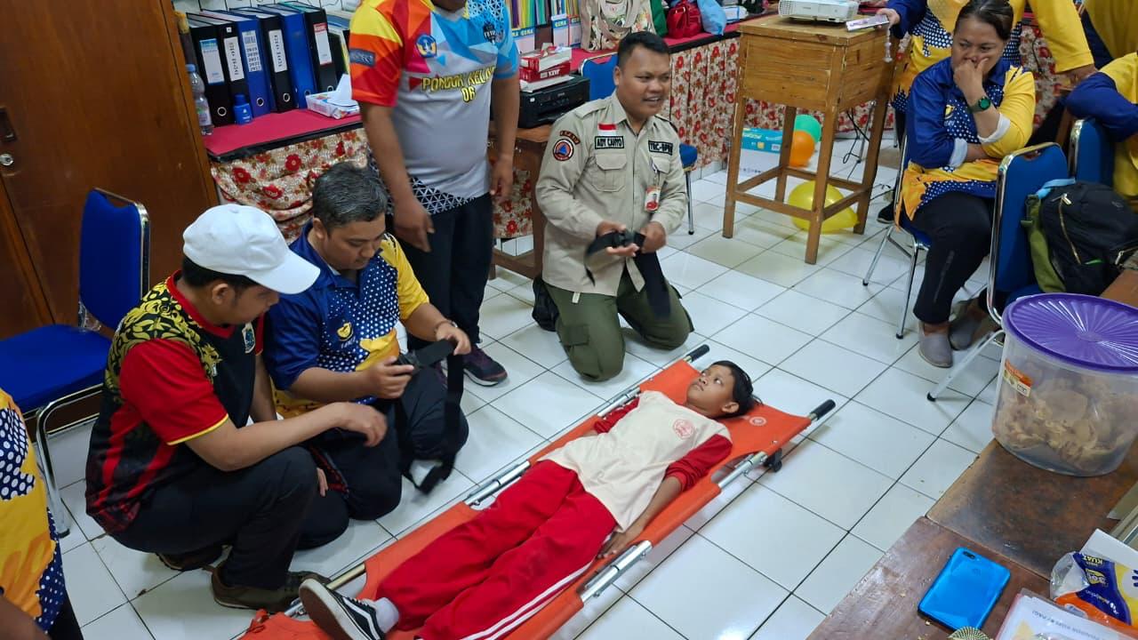 Sosialisasi dan Simulasi Kesiapsiagaan Menghadapi Bencana Gempa Bumi di SDN Pondok Kopi 07 Pagi dan SDN Baru 08