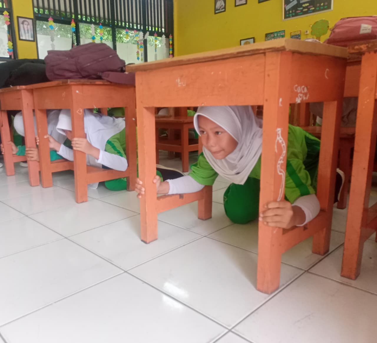 Sosialisasi dan Simulasi Kesiapsiagaan Menghadapi Bencana Gempa Bumi Di SDN BATU AMPAR 12 Pagi