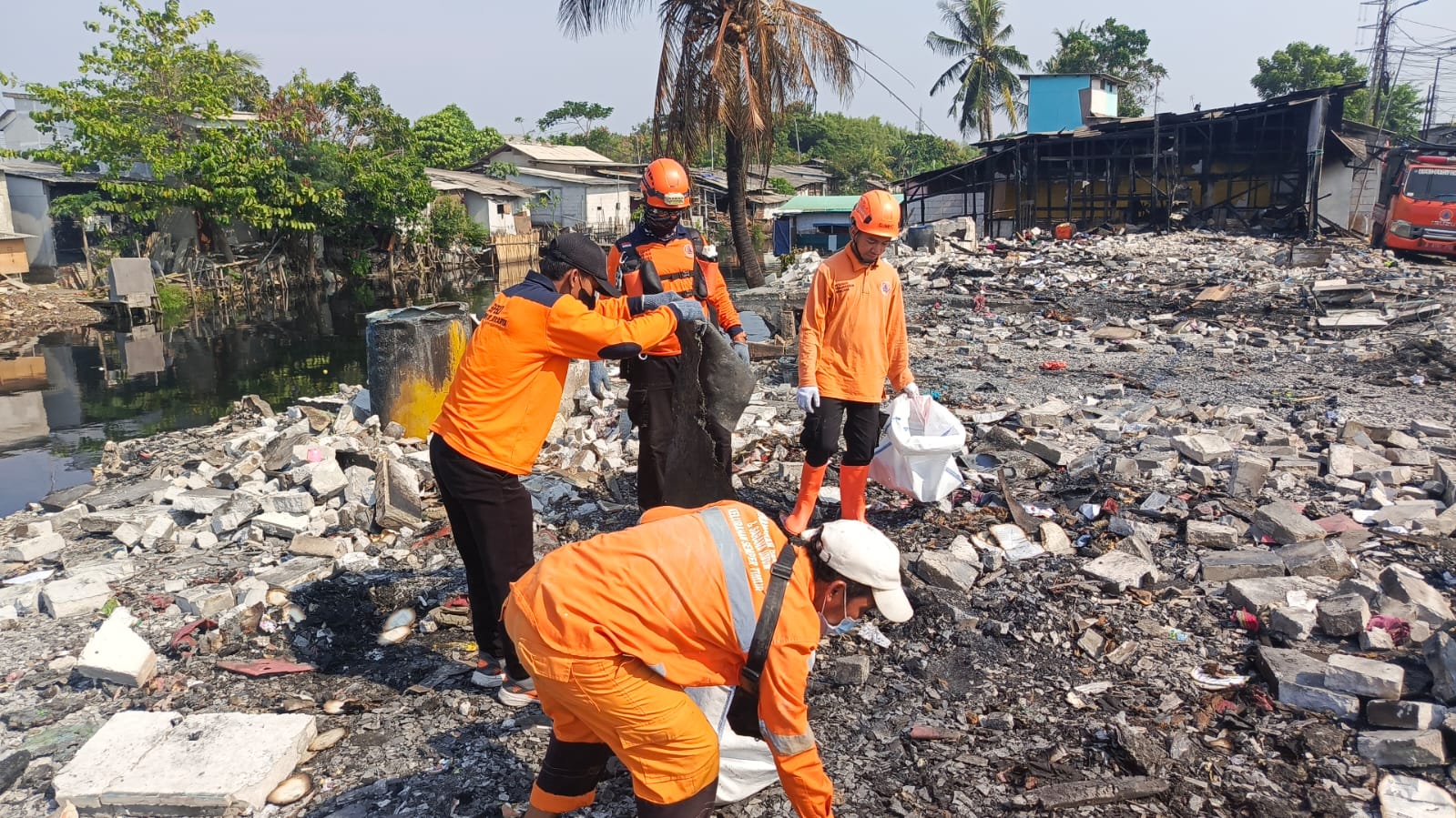 Kerja Bakti Pascakebakaran di Wilayah Kelurahan Semper Timur