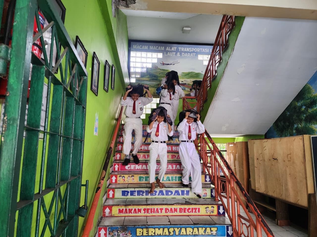 Sosialisasi dan Simulasi Kesiapsiagaan Menghadapi Bencana Gempa Bumi di SDN Bungur 01