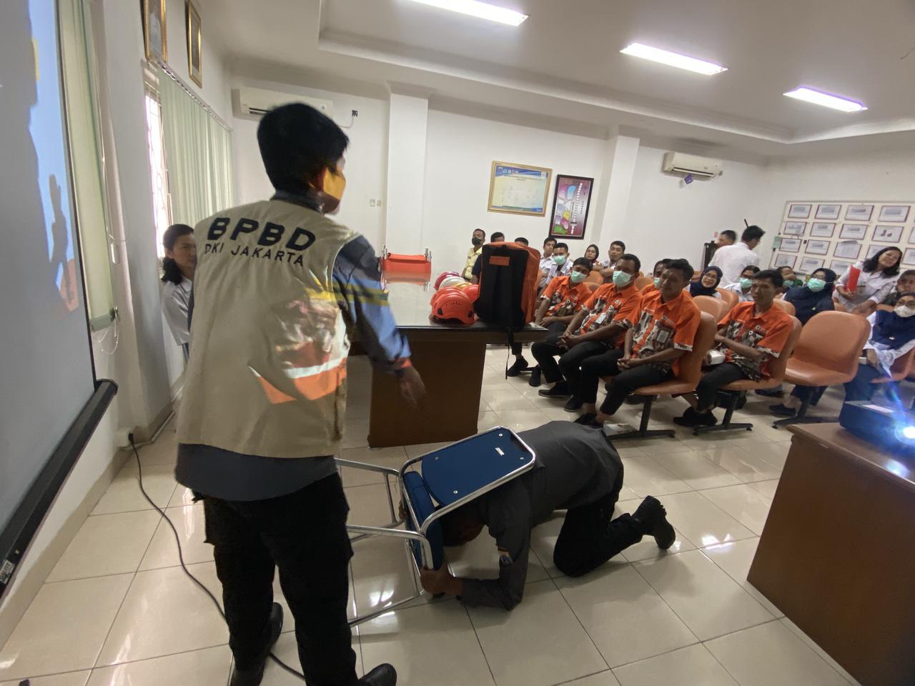 Sosialisasi dan Simulasi Kesiapsiagaan Menghadapi Bencana Gempa Bumi di Puskesemas Kecamatan Senen