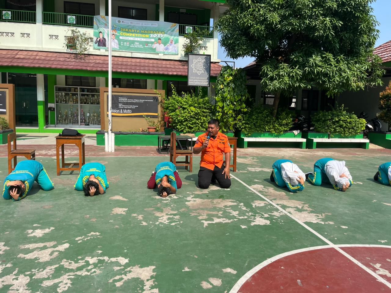 Sosialisasi dan Simulasi Kesiapsiagaan Menghadapi Bencana Gempa Bumi di Madrasah Ibtidaiyah Negeri 4 Jakarta & SDN Kalibata 11