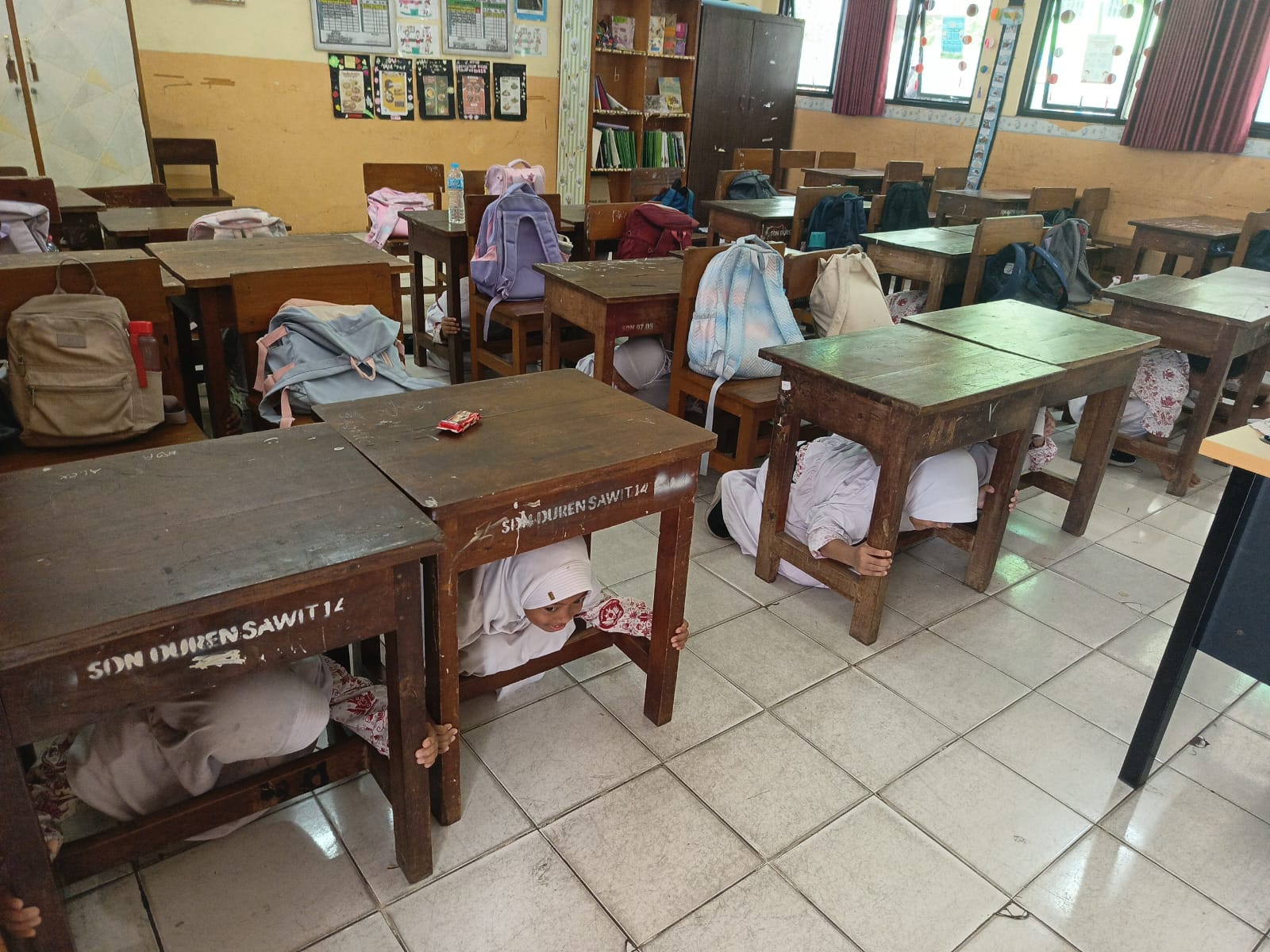 Sosialisasi dan Simulasi Kesiapsiagaan Menghadapi Bencana Gempa Bumi di  SDN Malaka Jaya 09 Pagi
