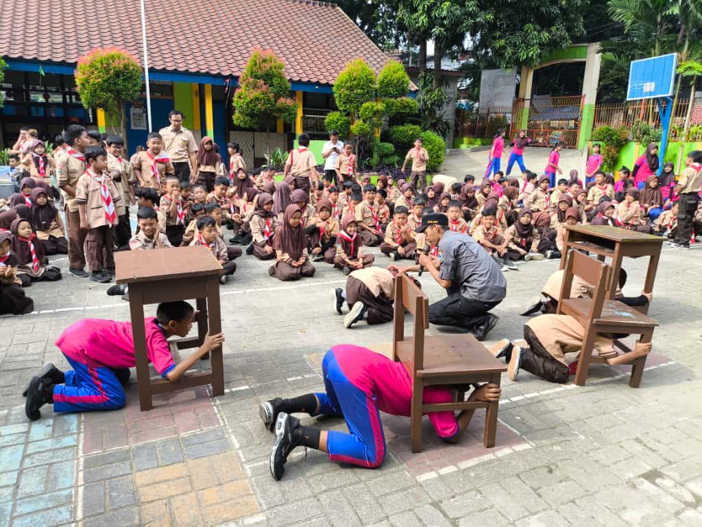 Edukasi Siaga Penanganan Darurat dan Simulasi Evakuasi Mandiri serta Teknik Berlindung dari Ancaman Bencana Gempa Bumi