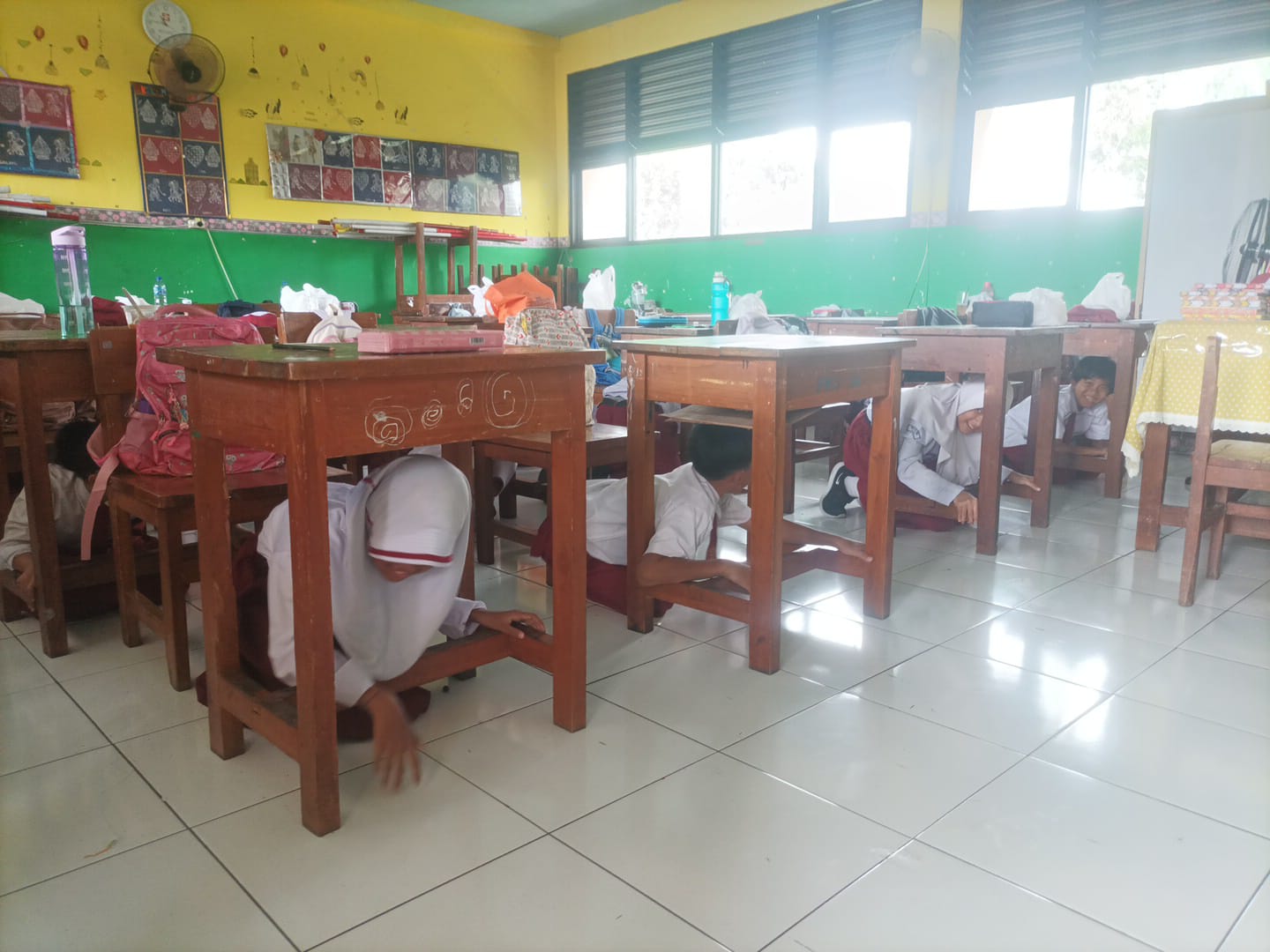 Sosialisasi dan Simulasi Kesiapsiagaan Menghadapi Bencana Gempa Bumi Tingkat SD, SMP dan SMA tahun 2025