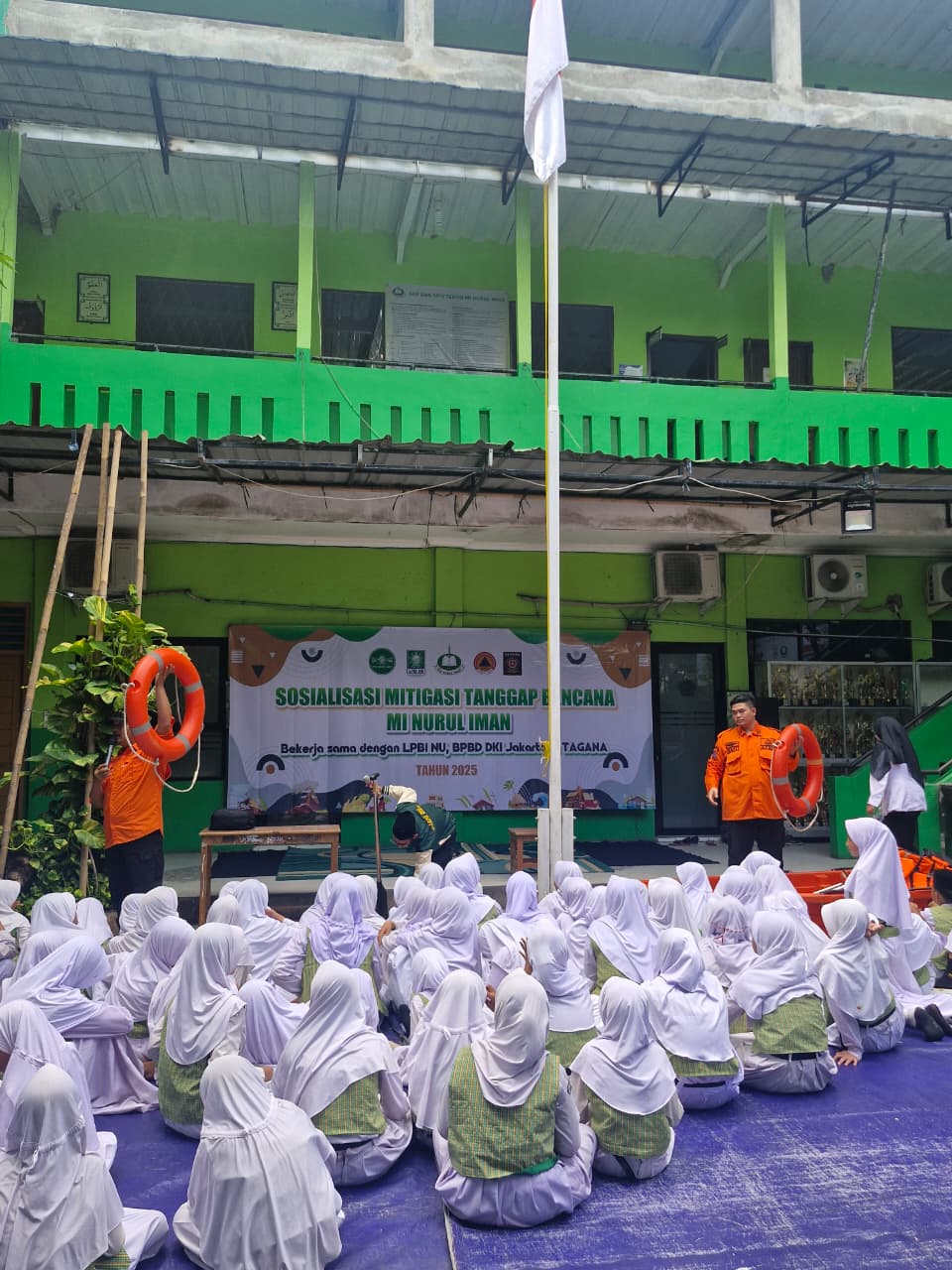Sosialisasi Dan Simulasi Kesiapsiagaan Menghadapi Bencana Gempa Bumi Tahun 2025 di MI Nurul Iman