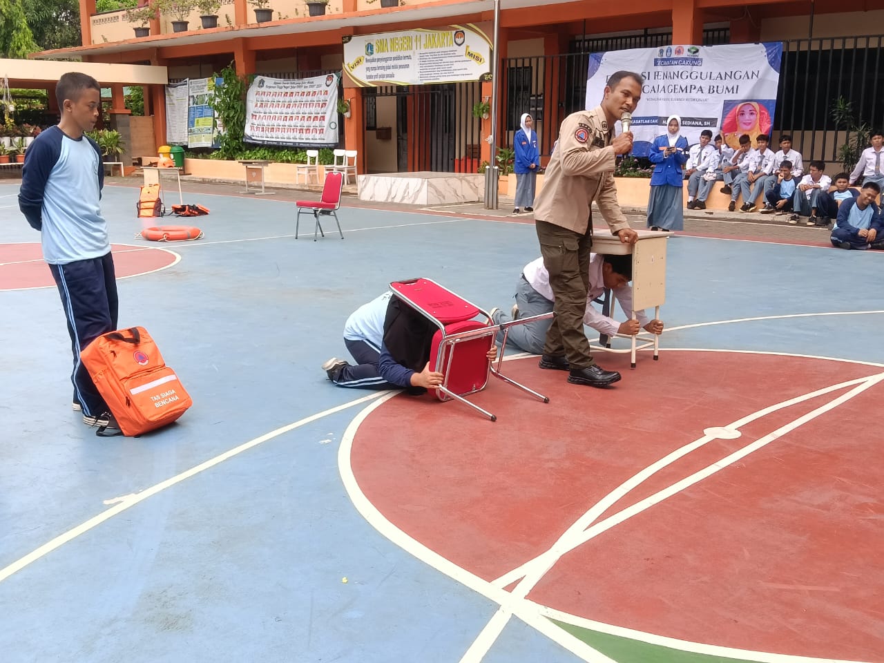 Sosialisasi dan Simulasi Kesiapsiagaan Menghadapi Bencana Gempa Bumi di SMAN 11 Jakarta