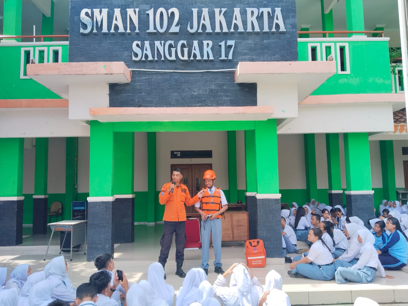 Sosialisasi, Edukasi dan Simulasi Kesiapsiagaan Menghadapi Bencana Tingkat Sekolah di SMAN 102 Jakarta
