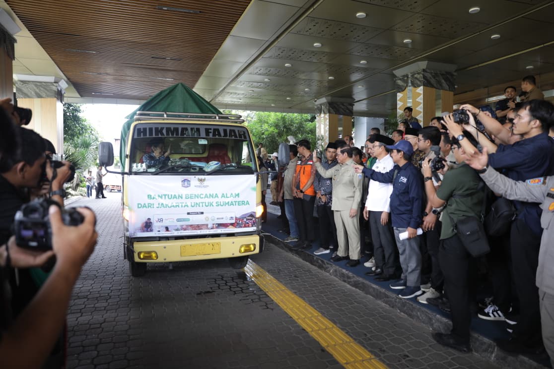 Melepas Bantuan Kemanusiaan bagi Masyarakat Terdampak Bencana Banjir dan Longsor di Wilayah Aceh, Sumatera Utara, dan Sumatera Barat