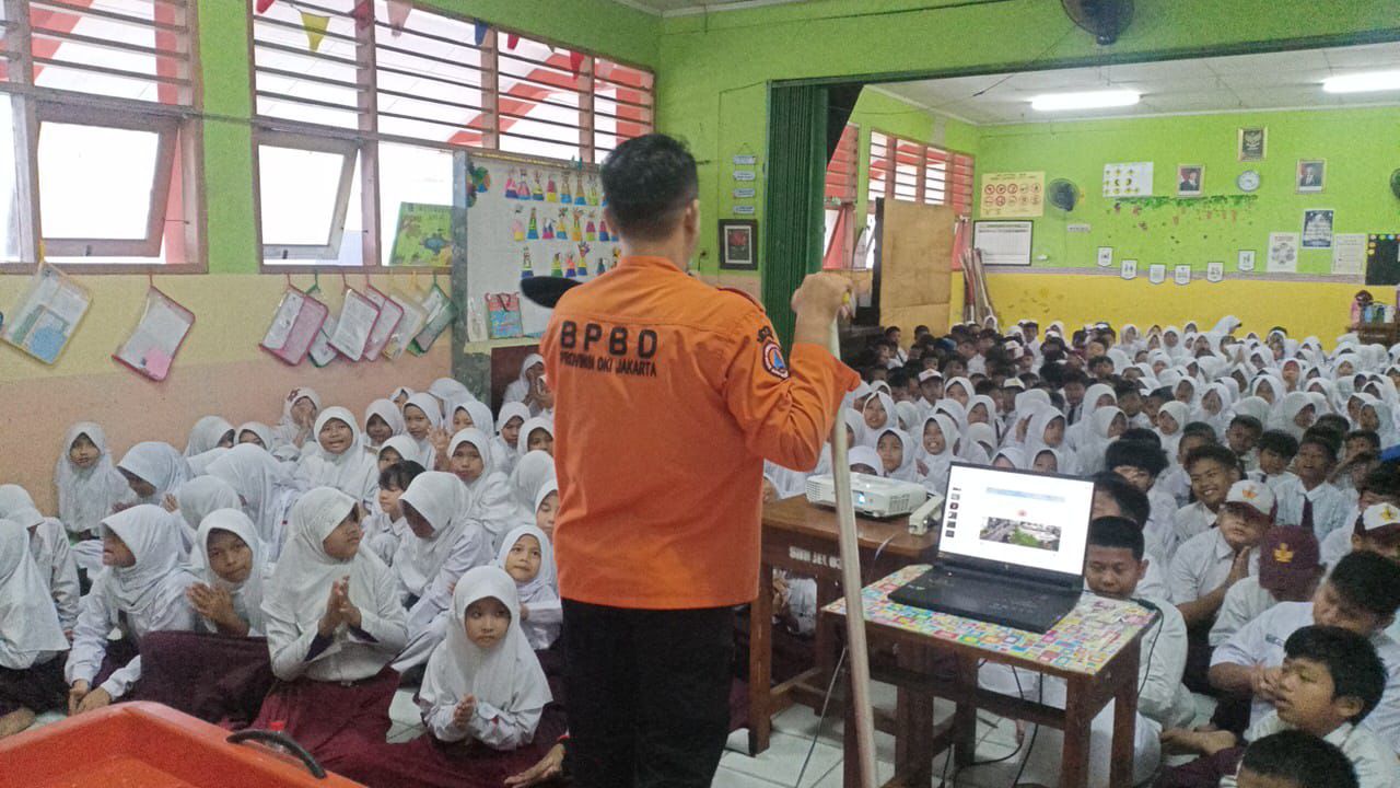 Sosialisasi dan Simulasi Penanggulangan Bencana Gempa Bumi di SDN 03 Pagi