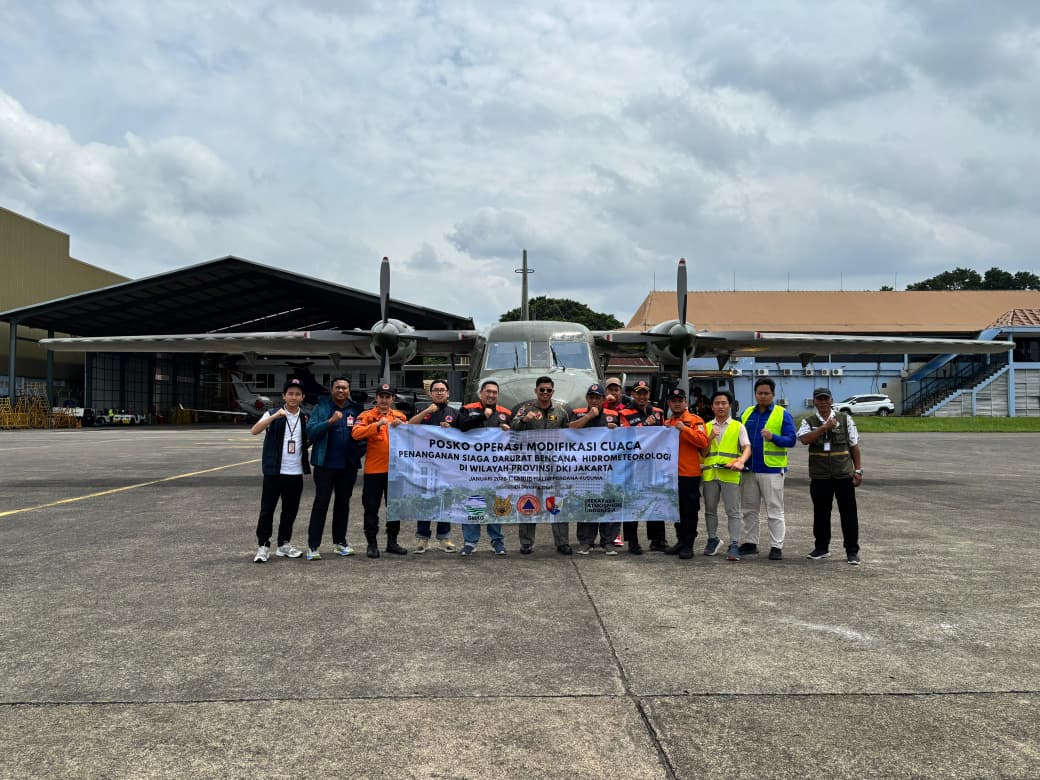 Pemprov DKI Jakarta melalui BPBD DKI Jakarta melaksanakan Operasi Modifikasi Cuaca (OMC) hari ketiga