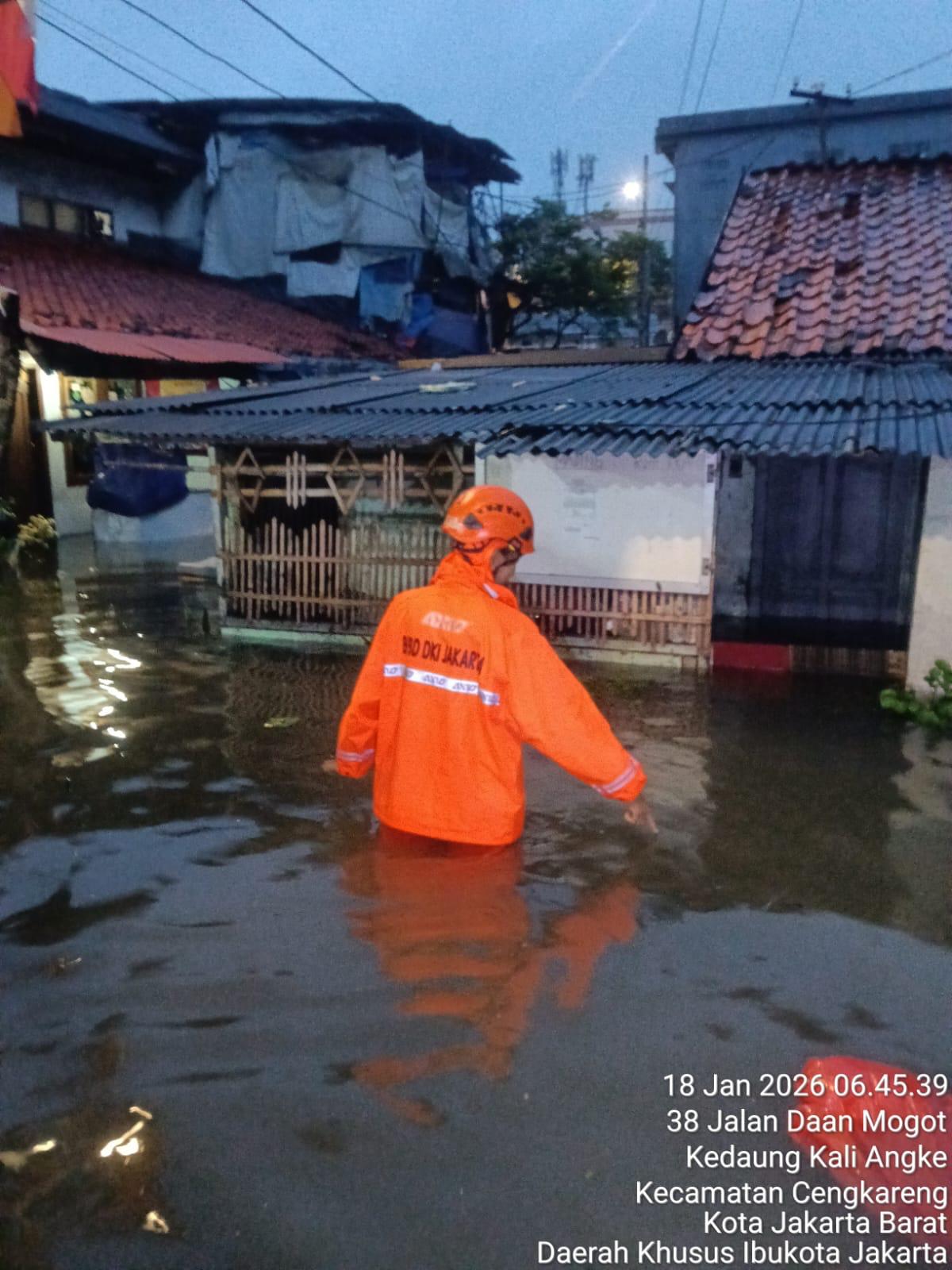 BPBD DKI Jakarta bersama dinas terkait dan penggiat kebencanaan melakukan penanganan dan evakuasi banjir di wilayah terdampak.