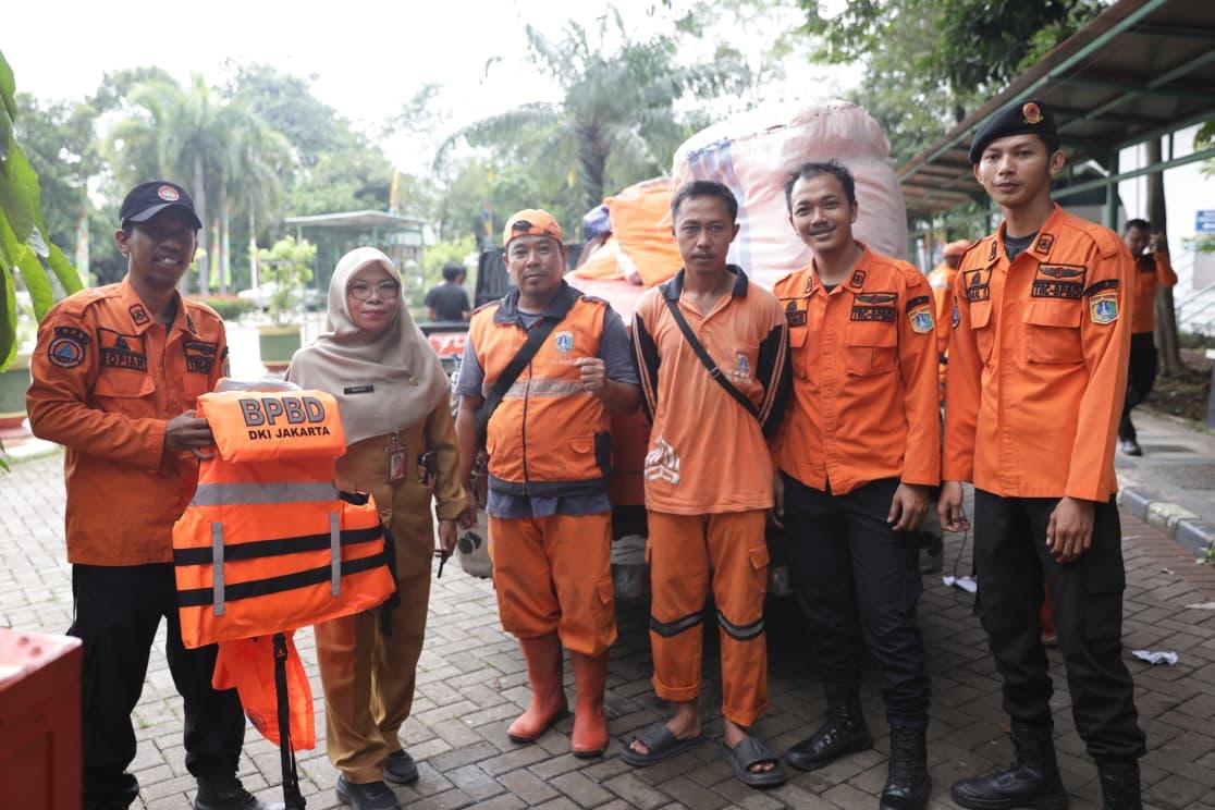 BPBD DKI Jakarta wilayah Jakarta Utara mendistribusikan sarana prasarana kebencanaan
