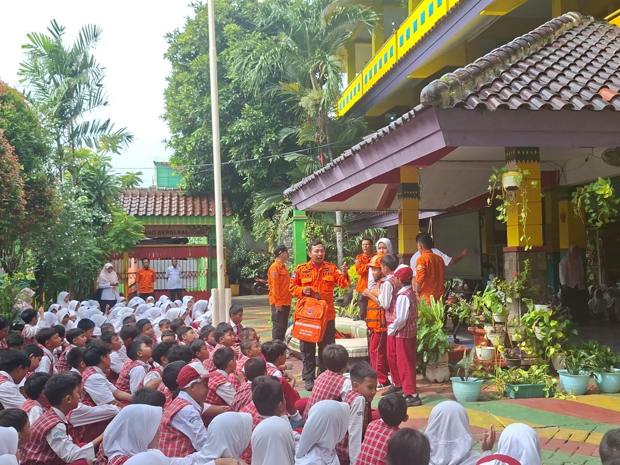 Sosialisasi dan Simulasi Penanggulangan Bencana Gempa Bumi di SDN Cempaka Baru 09 Pagi