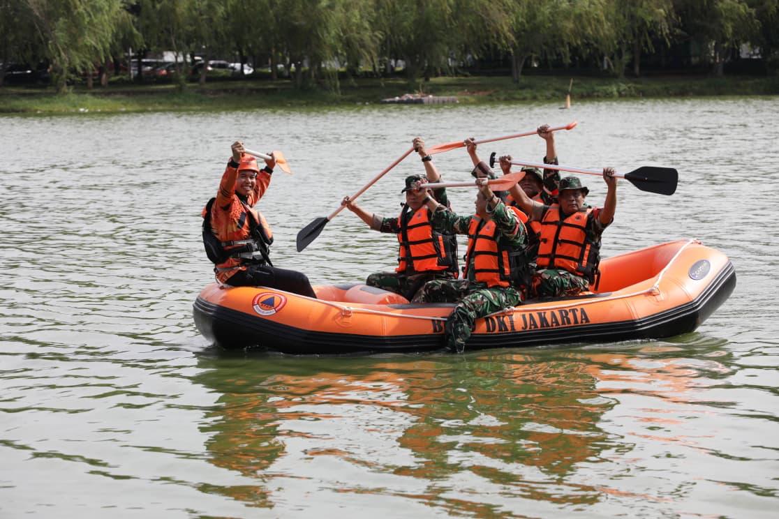 BPBD DKI Jakarta berkolaborasi dengan Kodim 0502 Jakarta Utara melaksanakan latihan gabungan tanggap bencana banjir di Danau Sunter, Jakarta Utara.