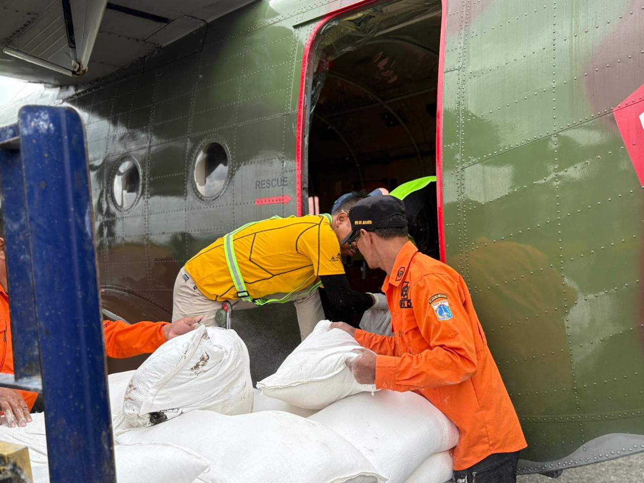 Pemprov DKI Jakarta melalui BPBD DKI Jakarta melaksanakan Operasi Modifikasi Cuaca (OMC) hari Kelima