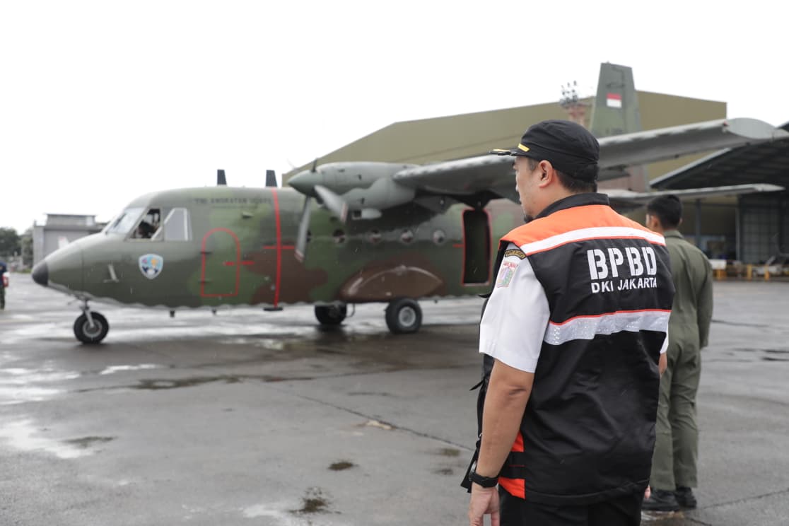 Pemprov DKI Jakarta melalui BPBD DKI Jakarta melaksanakan Operasi Modifikasi Cuaca (OMC) hari Keenam