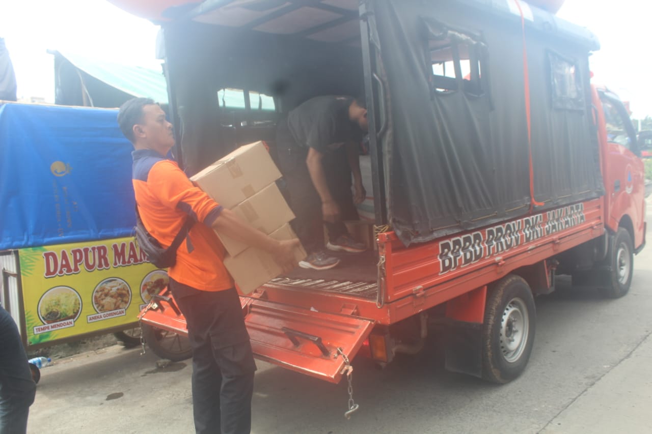 Mendistribusikan Bantuan Logistik bagi para Penyintas Banjir di Sejumlah Wilayah Terdampak
