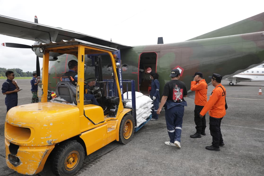 Pemprov DKI Jakarta melalui BPBD DKI Jakarta melaksanakan Operasi Modifikasi Cuaca (OMC) Hari Kesebelas