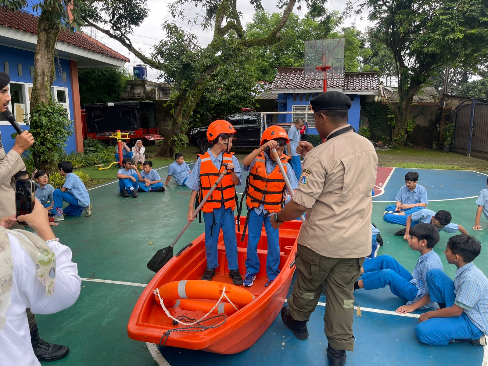 Sosialisasi, Edukasi dan Simulasi Penanggulangan Bencana di SD Lazuardi GCS