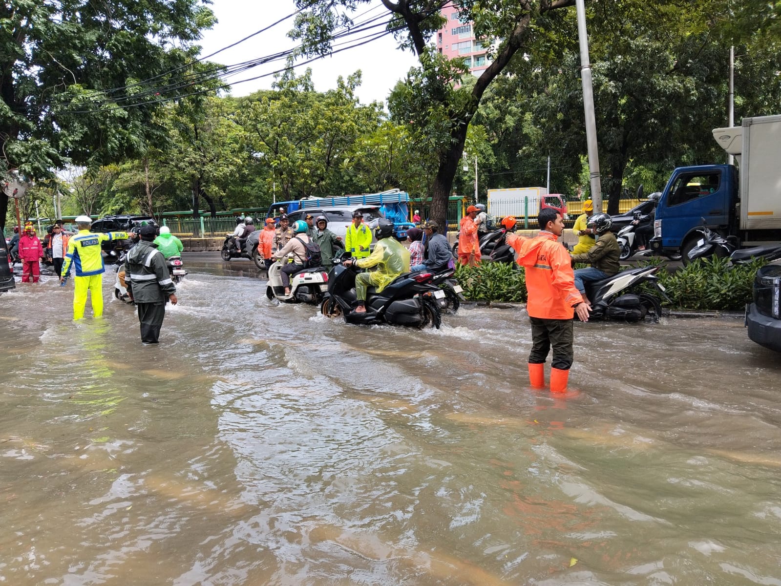 BPBD DKI Jakarta bersama Dinas Terkait dan Penggiat Kebencanaan Melakukan Penanganan dan Evakuasi Banjir di Wilayah Terdampak