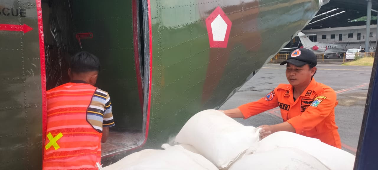 Pemprov DKI Jakarta melalui BPBD DKI Jakarta melaksanakan Operasi Modifikasi Cuaca (OMC)