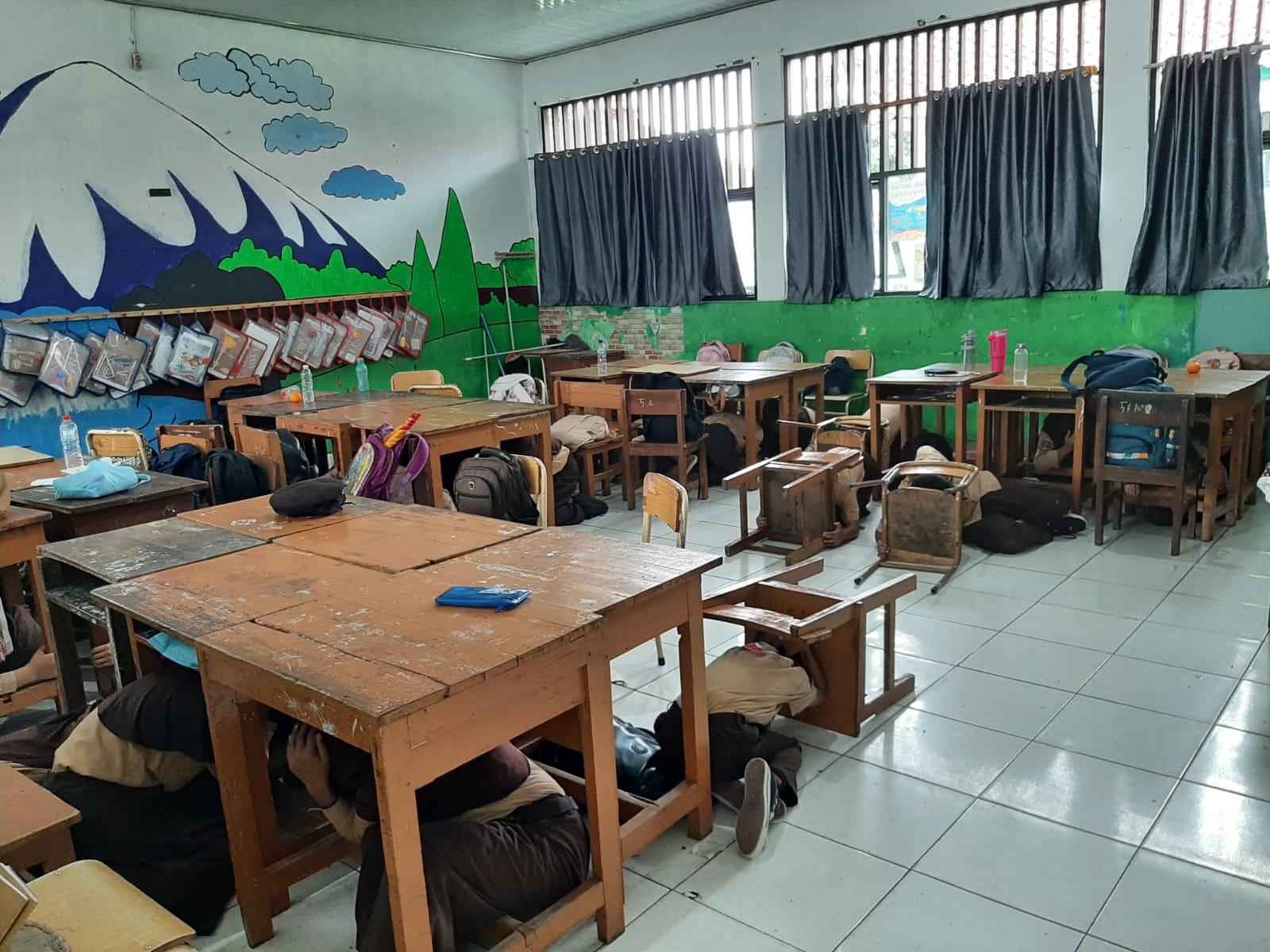 Sosialisasi dan Simulasi Kesiapsiagaan Menghadapi Bencana Gempa Bumi di SDN Cakung Barat 02 dan SDN Bambu Apus 04