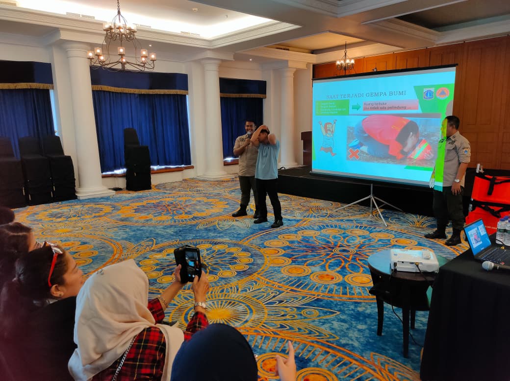 Sosialisasi, Edukasi dan Simulasi Penanggulangan Bencana di Toeti Roosseno Plaza