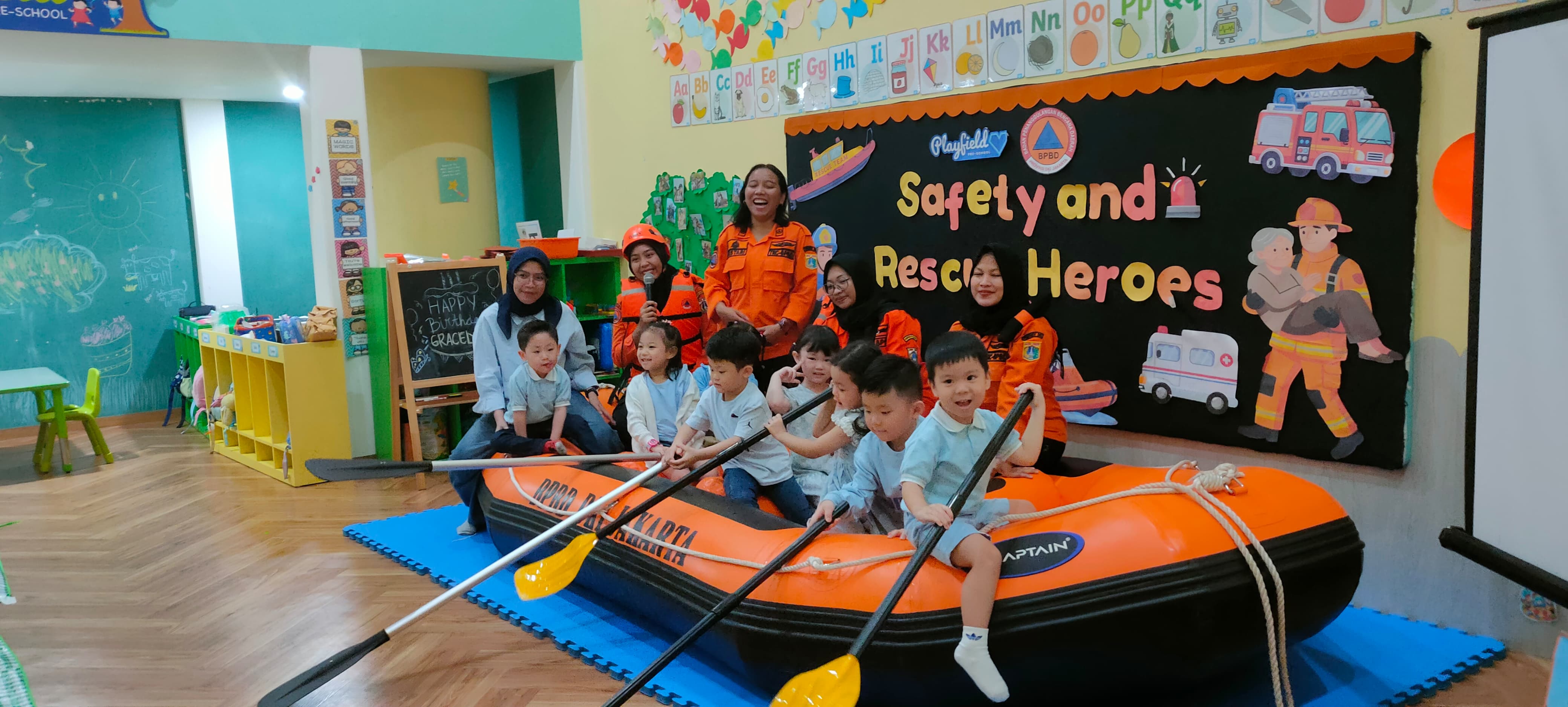 Sosialisasi dan Simulasi Penanggulangan Bencana di Sekolah Playfied Kids Academy
