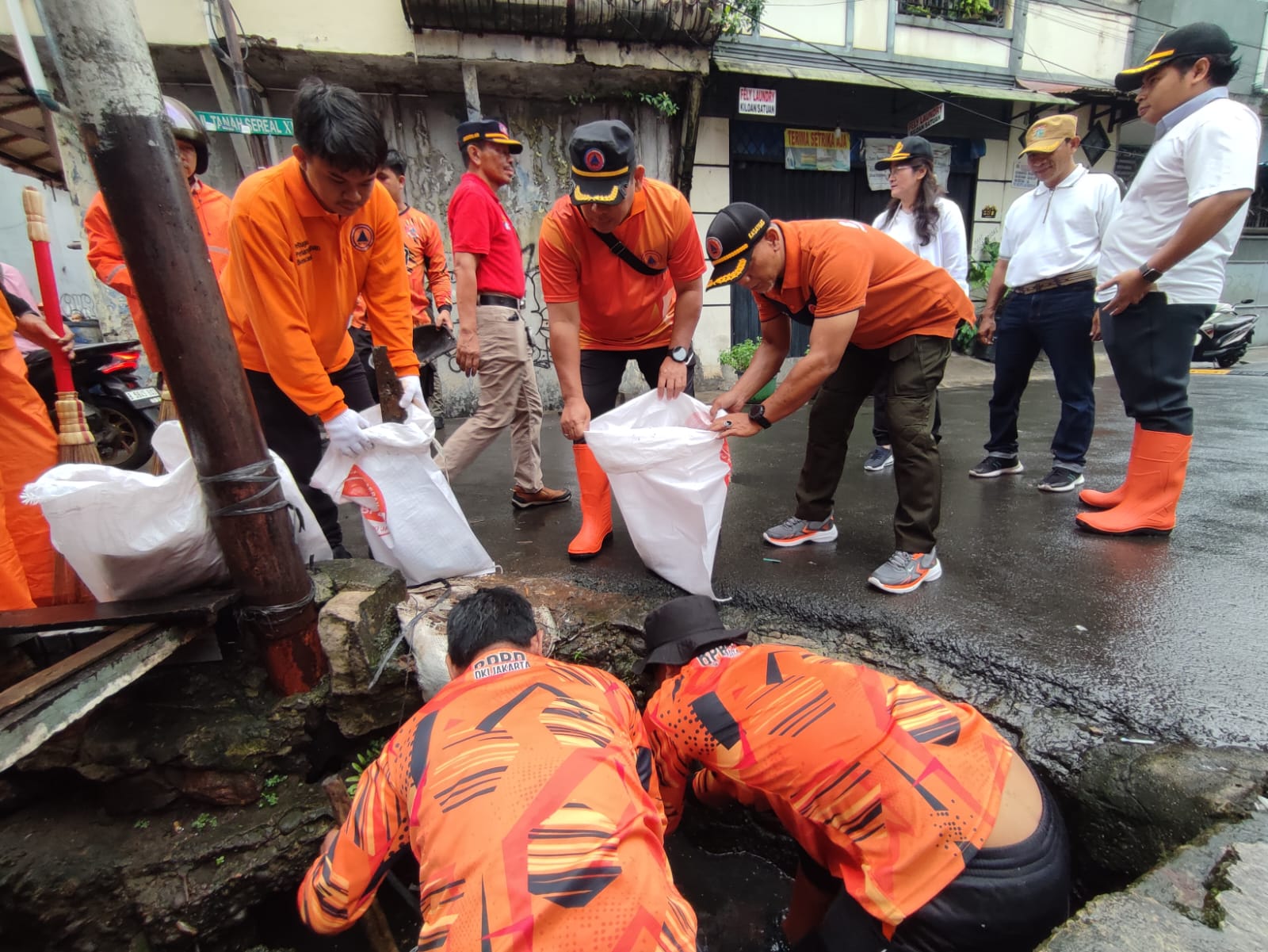 Kerja Bakti Jaga Jakarta Bersih sebagai bagian dari Upaya Menjaga Kebersihan Lingkungan dan Mengurangi Potensi Risiko Bencana