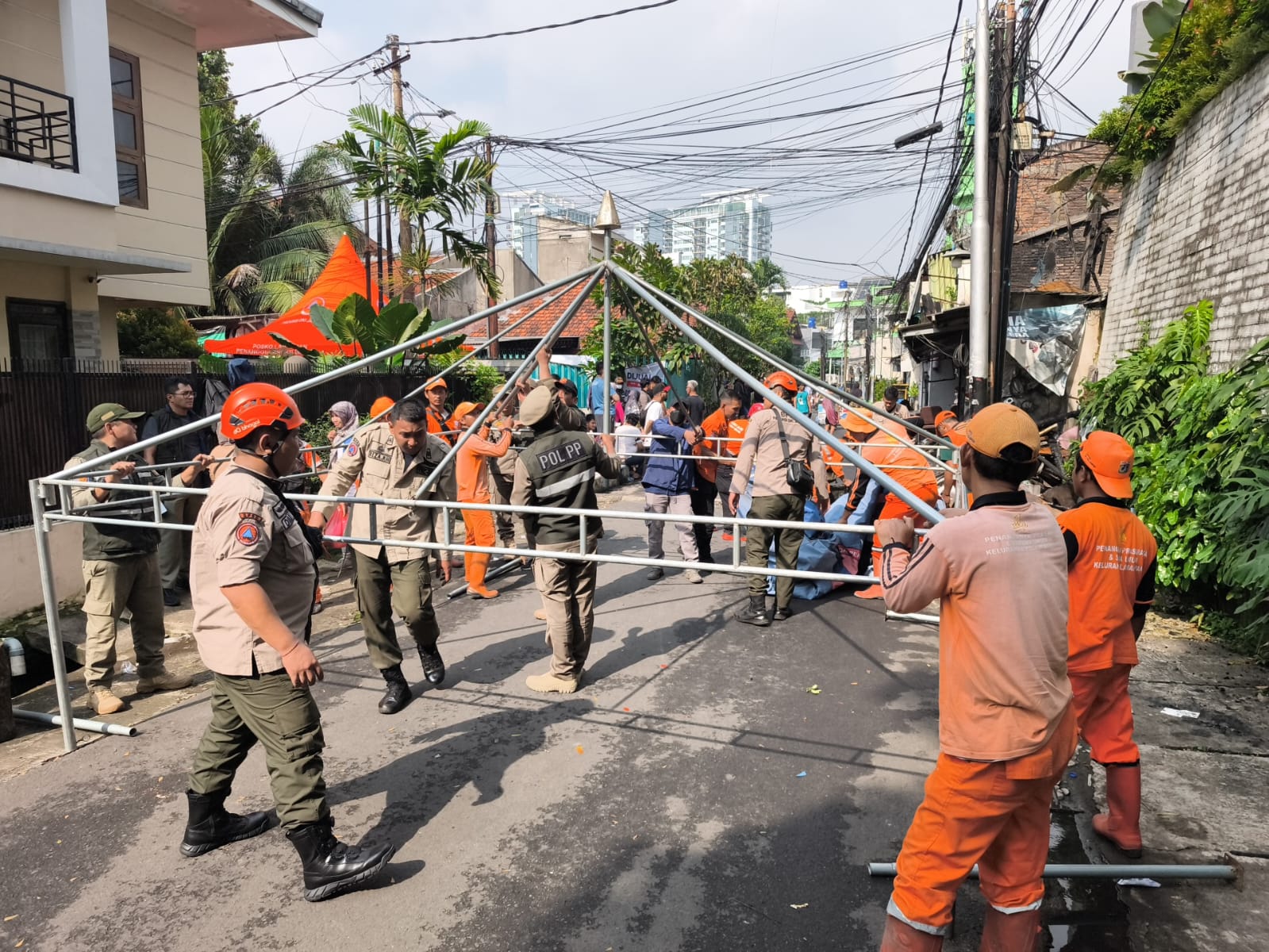 Pendistribusian Bantuan Logistik dan Manajemen Jaga Posko bagi Penyintas Kebakaran di Kel. Pela Mampang
