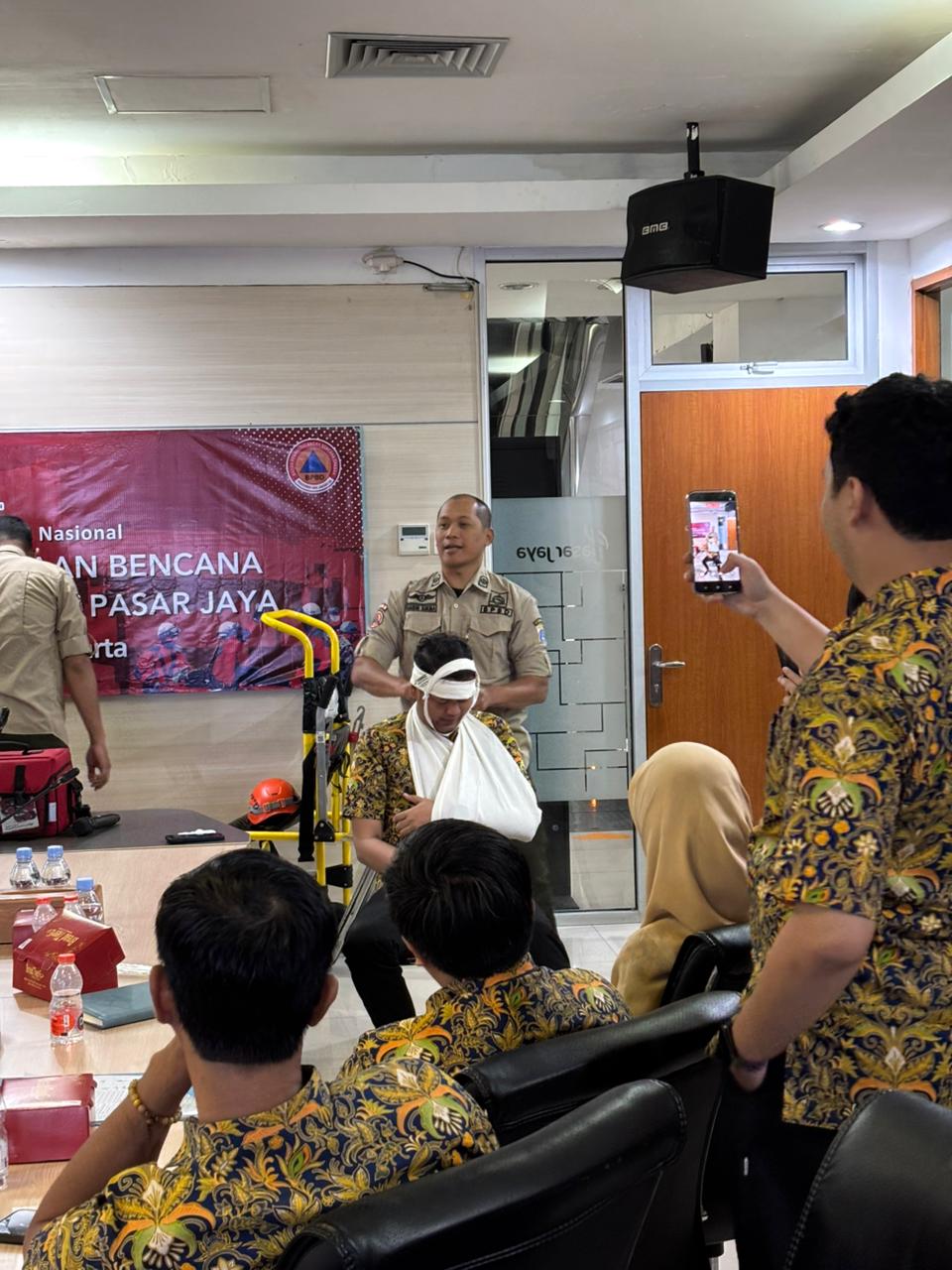 Sosialisasi dan Simulasi Kesiapsiagaan Menghadapi Bencana Gempa Bumi di Pasar Jaya Head Office
