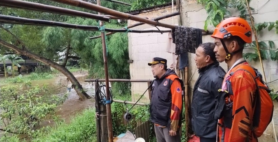 Bersama Dinas Terkait dan Penggiat Kebencanaan Melakukan Penanganan dan Evakuasi Banjir di Wilayah Terdampak