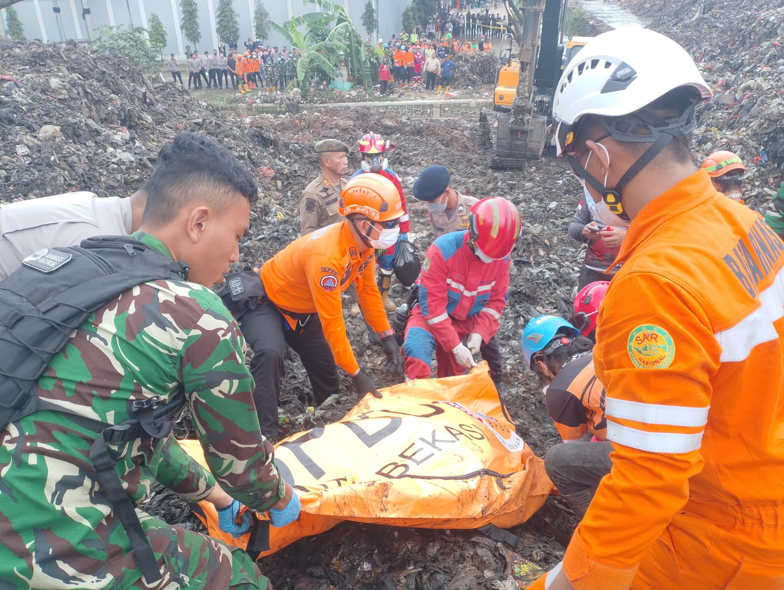 Bersama Tim SAR Gabungan Melakukan Kaji Cepat Kejadian Longsor di TPST Bantar Gebang